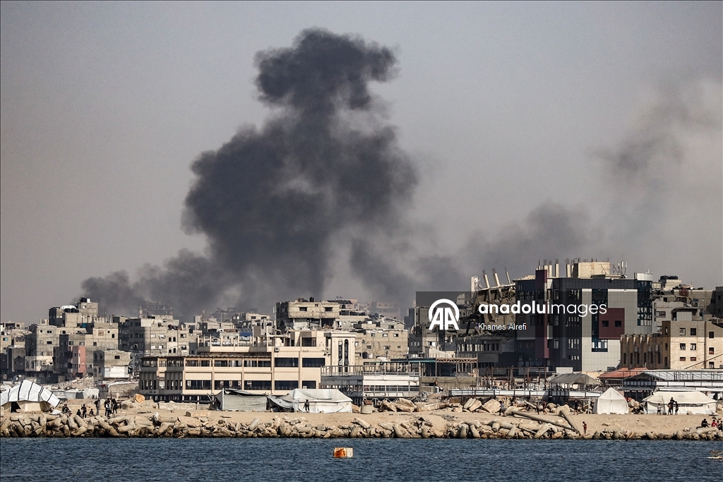 Gazze'de patlamamış mühimmatın infilak etmesi sonucu bölgeden dumanlar yükseldi