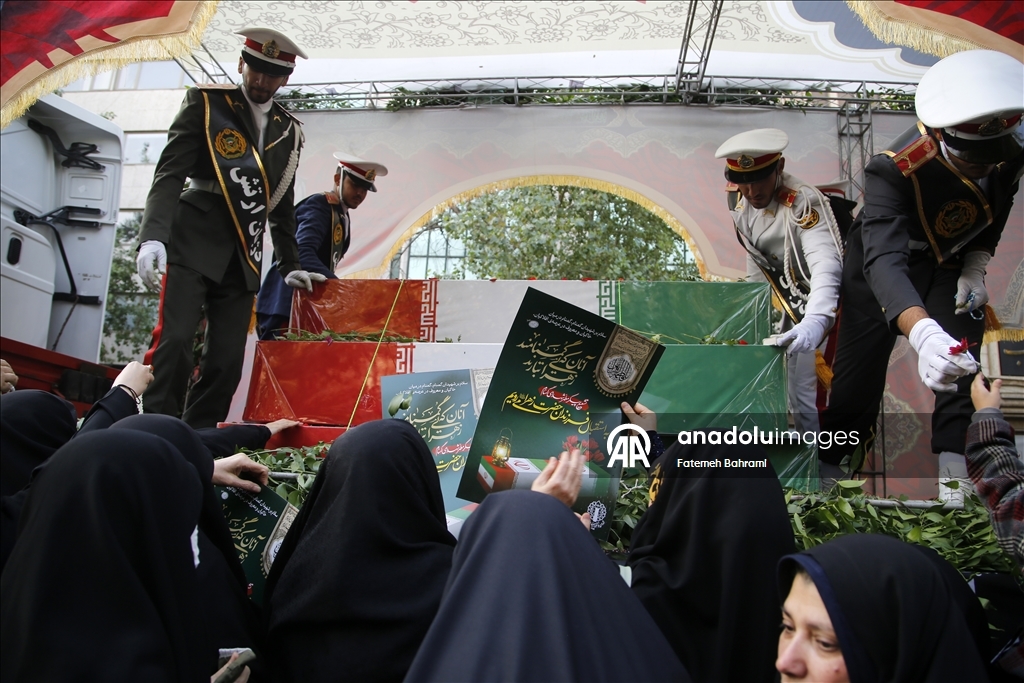 В Иране простились с неизвестными солдатами, погибшими в войне с Ираком
