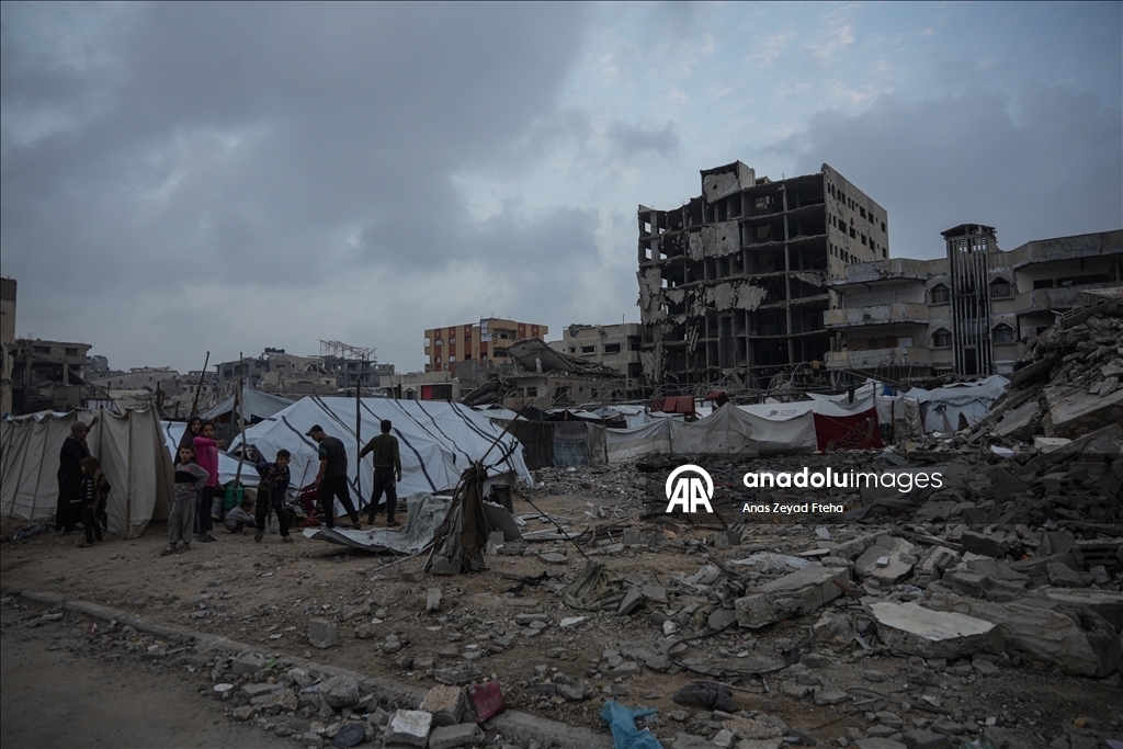 Gazze'de Filistinli ailelerin enkaz arasındaki günlük yaşamı