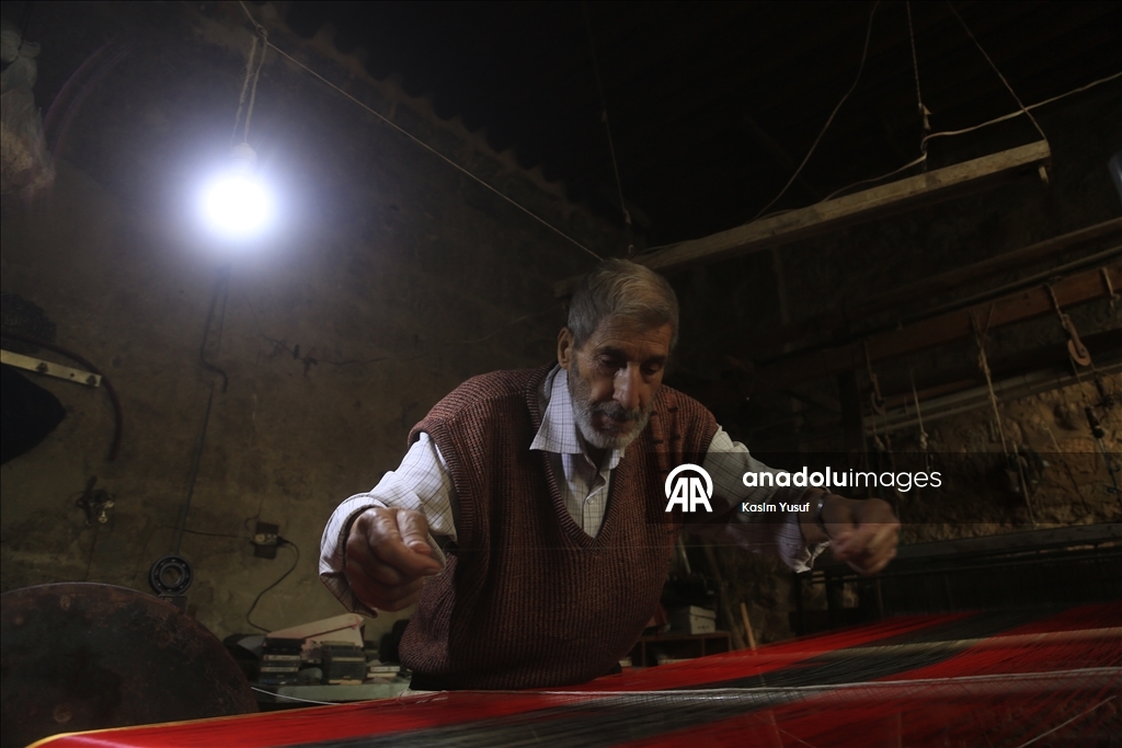 الحلبي محمد أزرق.. من أواخر حراس النسيج اليدوي المهدد بالاندثار