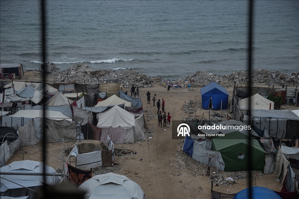 Gazze'de Filistinli ailelerin enkaz arasındaki günlük yaşamı