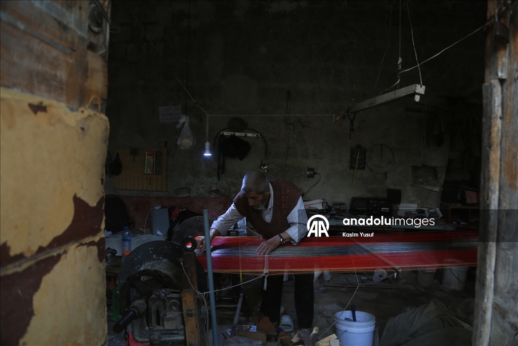 الحلبي محمد أزرق.. من أواخر حراس النسيج اليدوي المهدد بالاندثار