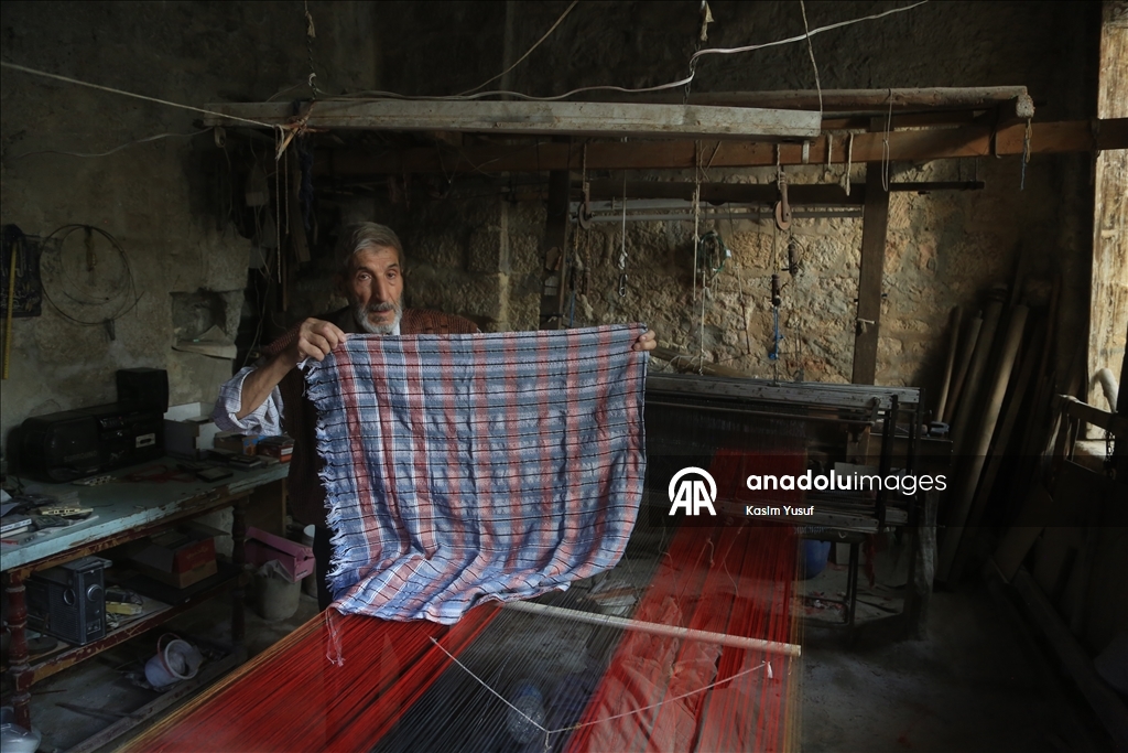 الحلبي محمد أزرق.. من أواخر حراس النسيج اليدوي المهدد بالاندثار