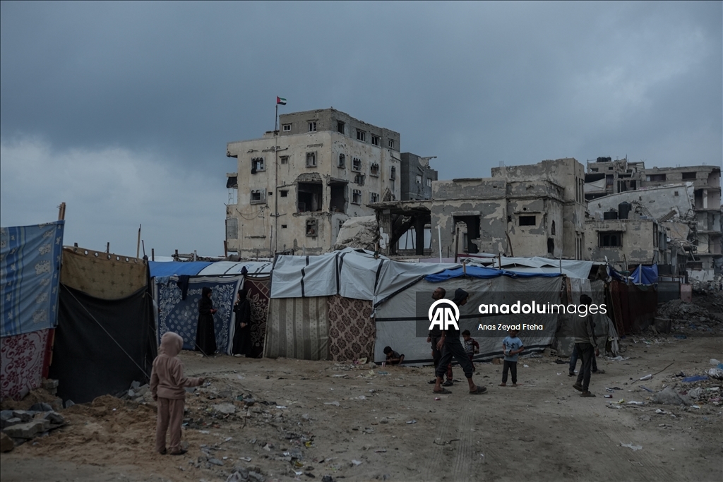 Gazze'de Filistinli ailelerin enkaz arasındaki günlük yaşamı