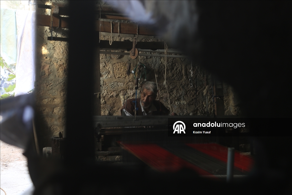 الحلبي محمد أزرق.. من أواخر حراس النسيج اليدوي المهدد بالاندثار