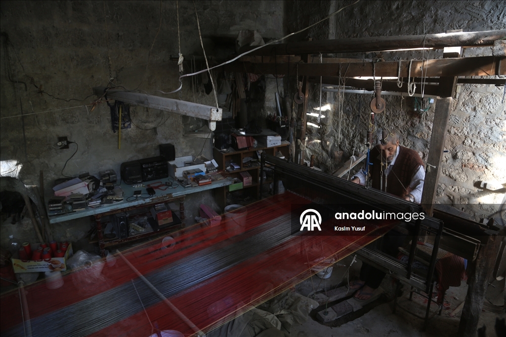 الحلبي محمد أزرق.. من أواخر حراس النسيج اليدوي المهدد بالاندثار