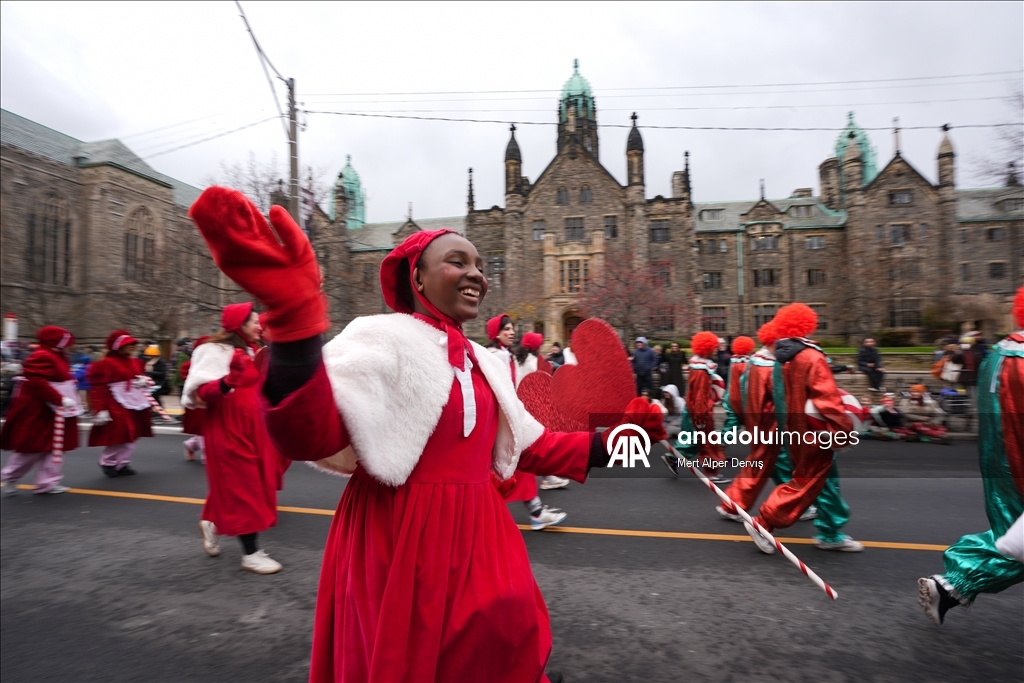 В Торонто прошел «парад Санта-Клауса»