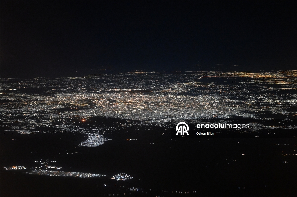 Огни ночных городов с иллюминатора самолета