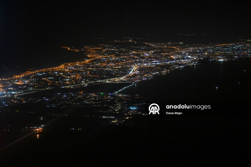 Огни ночных городов с иллюминатора самолета