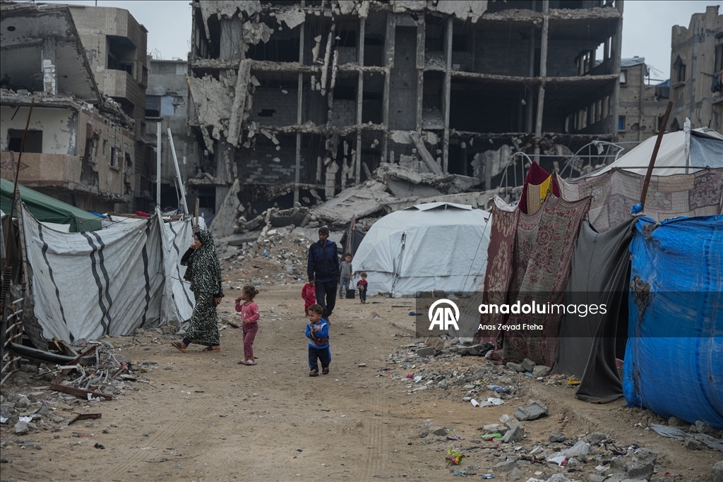 Gazze'de Filistinli ailelerin enkaz arasındaki günlük yaşamı