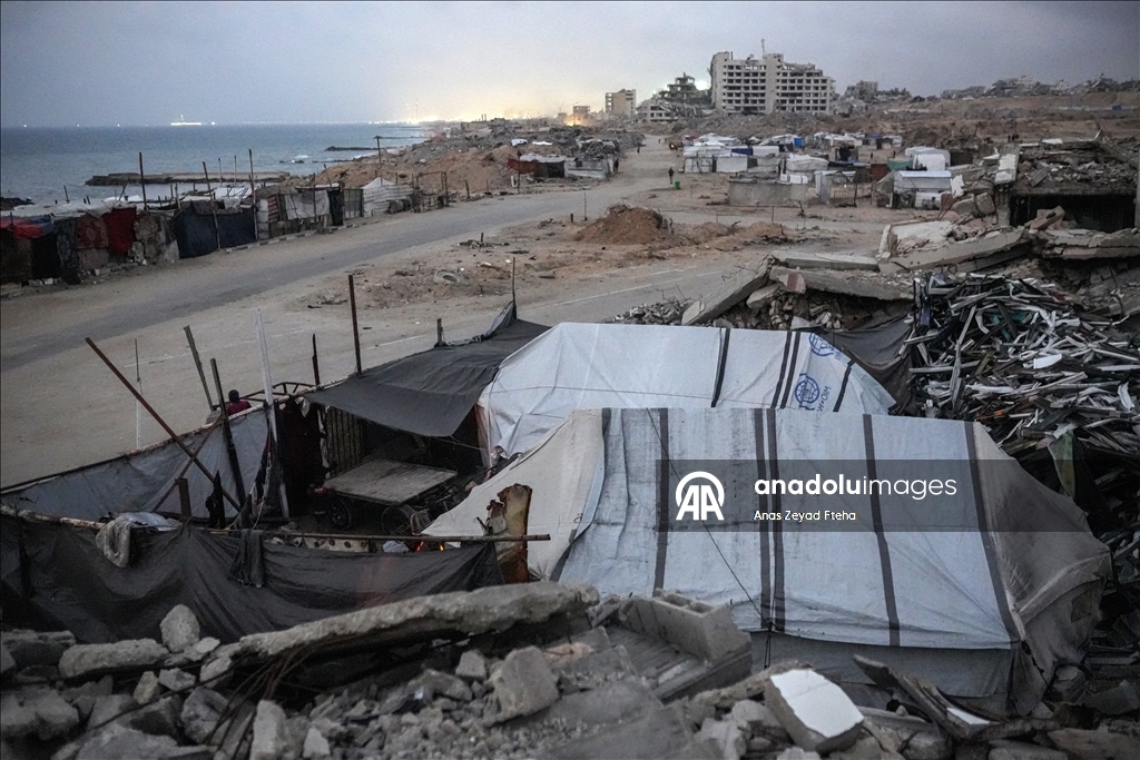 Gazze'de Filistinli ailelerin enkaz arasındaki günlük yaşamı