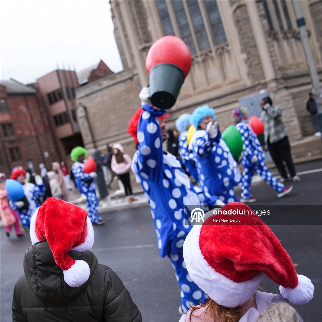 В Торонто прошел «парад Санта-Клауса»