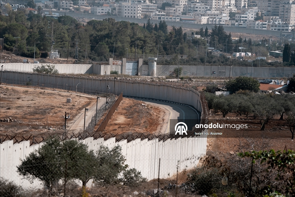 عائلة حمد.. إنذار إسرائيلي لابتلاع البيت والذكريات 