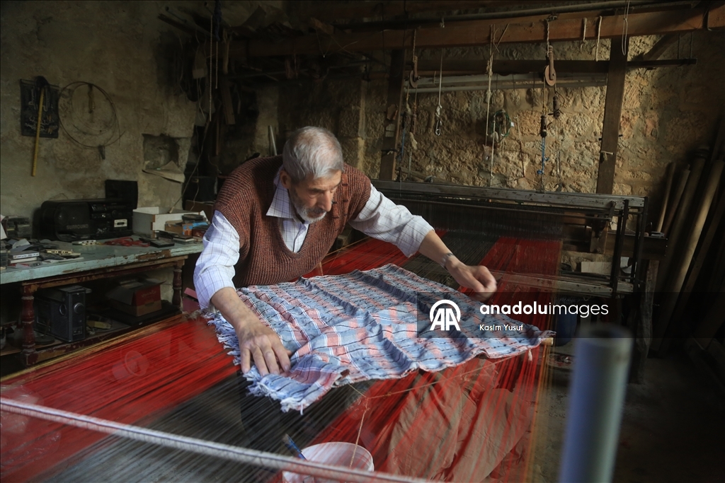 الحلبي محمد أزرق.. من أواخر حراس النسيج اليدوي المهدد بالاندثار