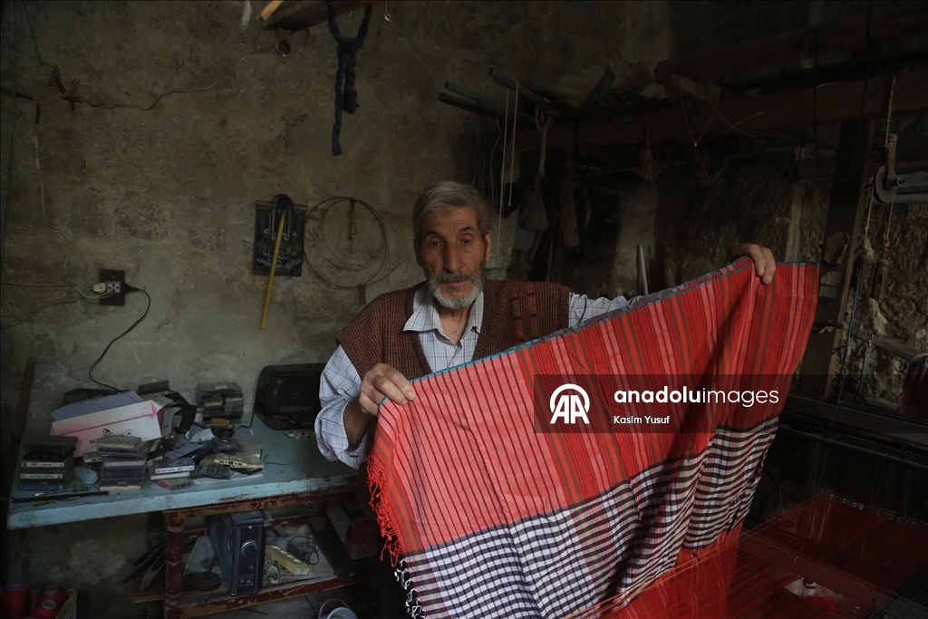 الحلبي محمد أزرق.. من أواخر حراس النسيج اليدوي المهدد بالاندثار