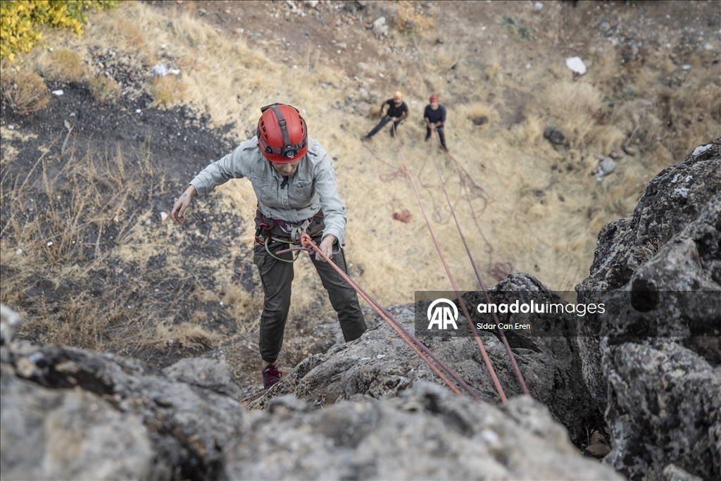 Doğaseverler zirvelere güvenli tırmanış için zorlu dağcılık eğitimlerinden geçiyor