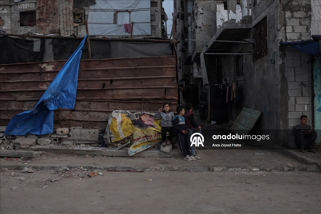 Gazze'de Filistinli ailelerin enkaz arasındaki günlük yaşamı