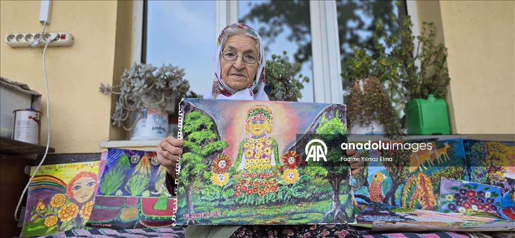 بدأت الرسم في السبعين.. مسنة تركية تتمسك بريشتها