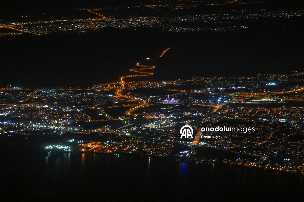 Огни ночных городов с иллюминатора самолета