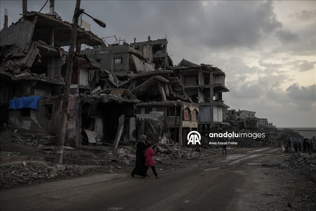 Gazze'de Filistinli ailelerin enkaz arasındaki günlük yaşamı