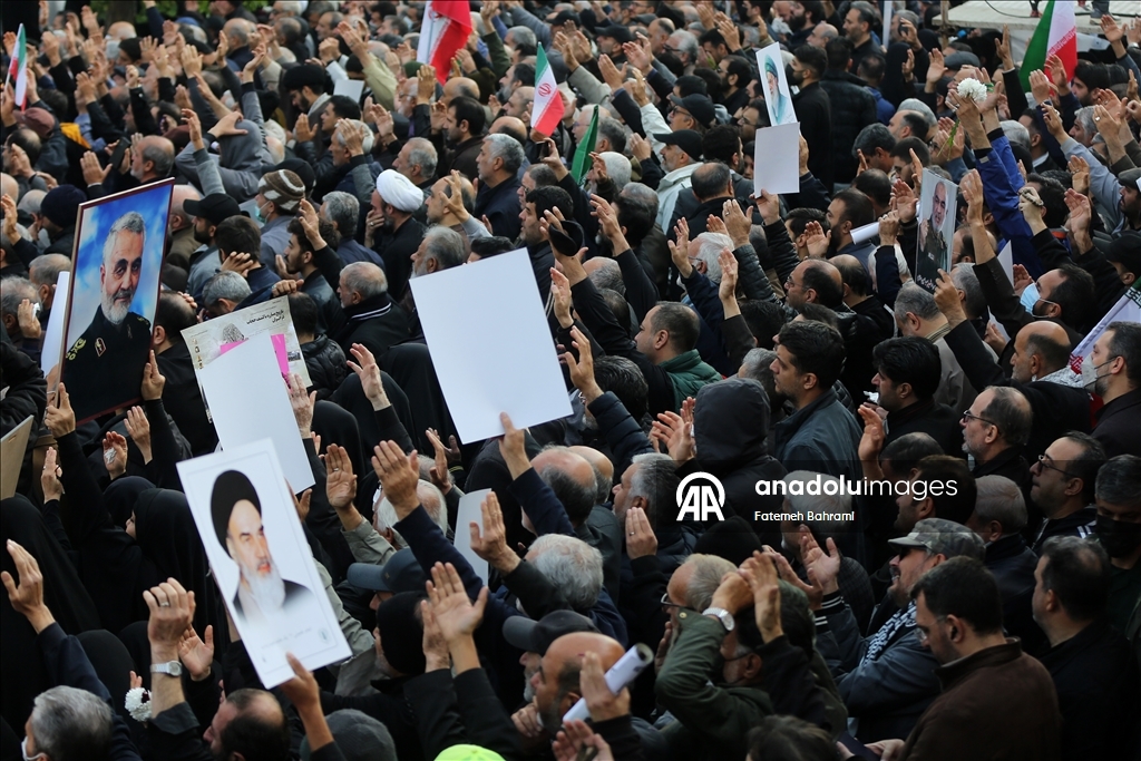 В Иране простились с неизвестными солдатами, погибшими в войне с Ираком