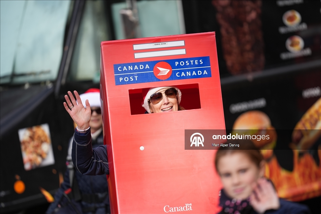 В Торонто прошел «парад Санта-Клауса»