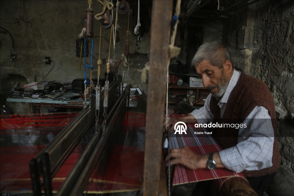 الحلبي محمد أزرق.. من أواخر حراس النسيج اليدوي المهدد بالاندثار