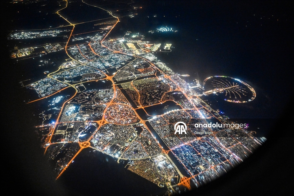 Огни ночных городов с иллюминатора самолета