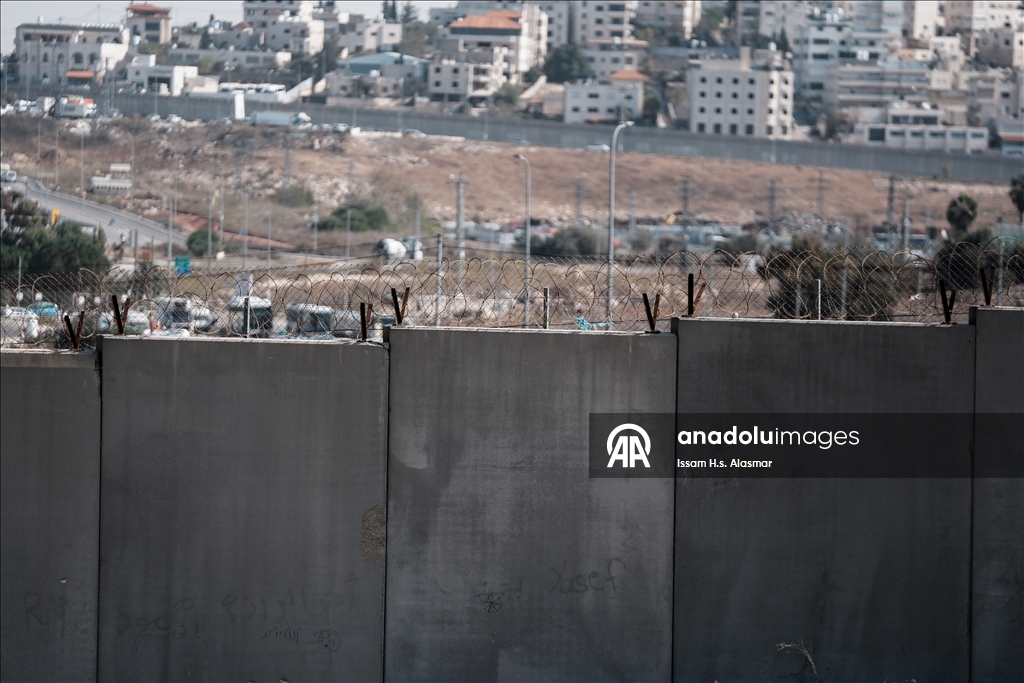 عائلة حمد.. إنذار إسرائيلي لابتلاع البيت والذكريات 