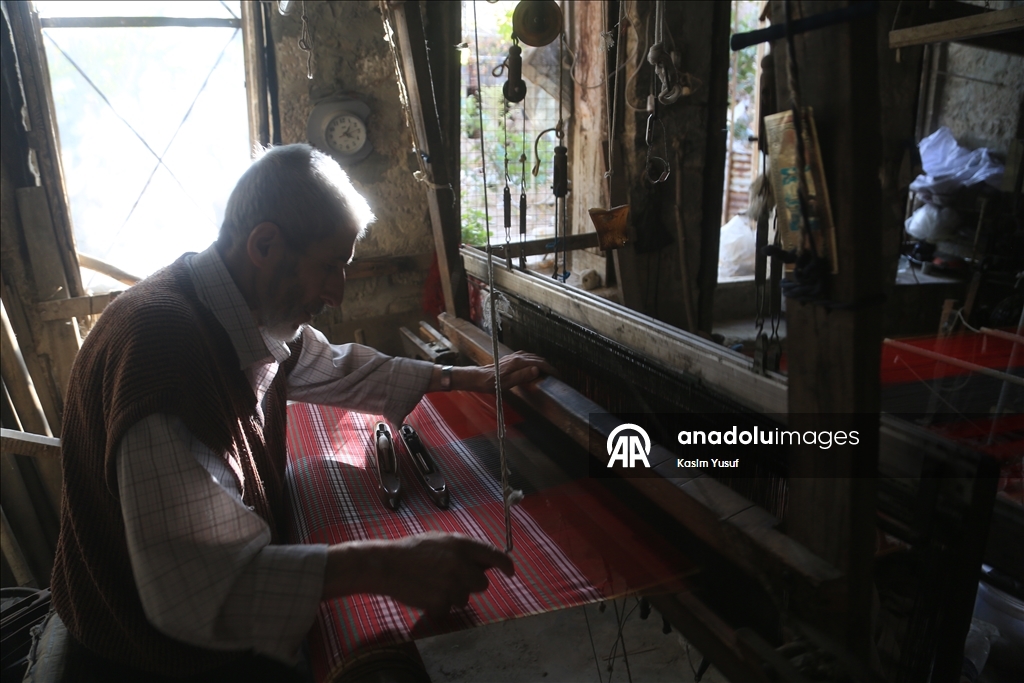 الحلبي محمد أزرق.. من أواخر حراس النسيج اليدوي المهدد بالاندثار