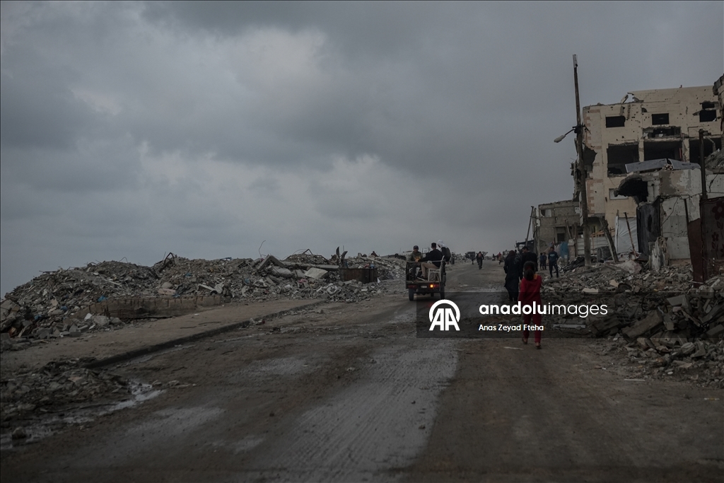 Gazze'de Filistinli ailelerin enkaz arasındaki günlük yaşamı