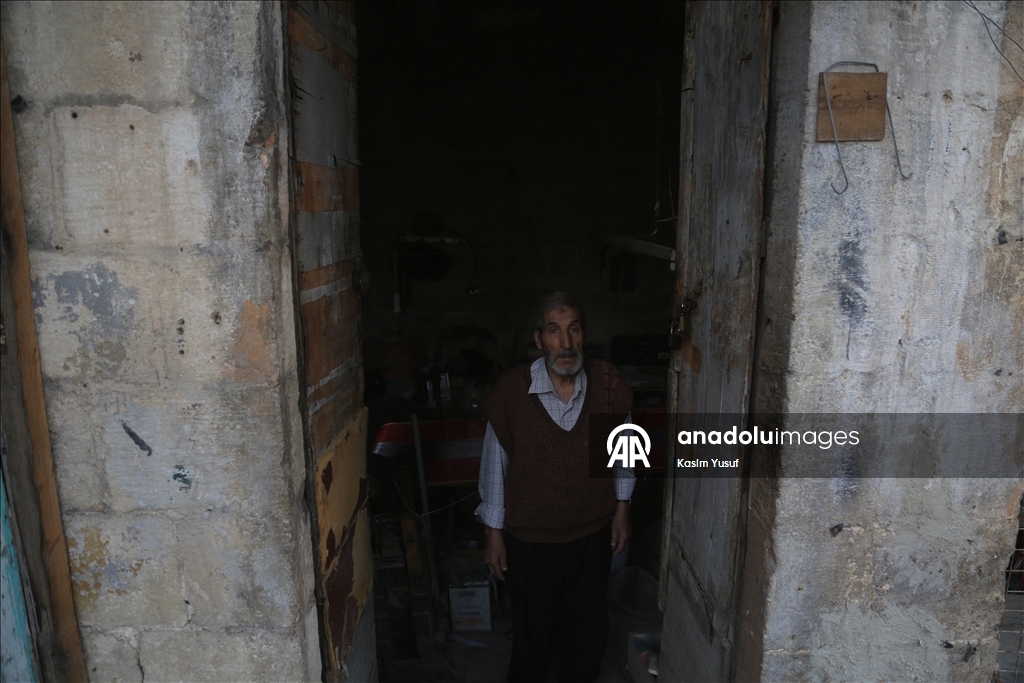 الحلبي محمد أزرق.. من أواخر حراس النسيج اليدوي المهدد بالاندثار