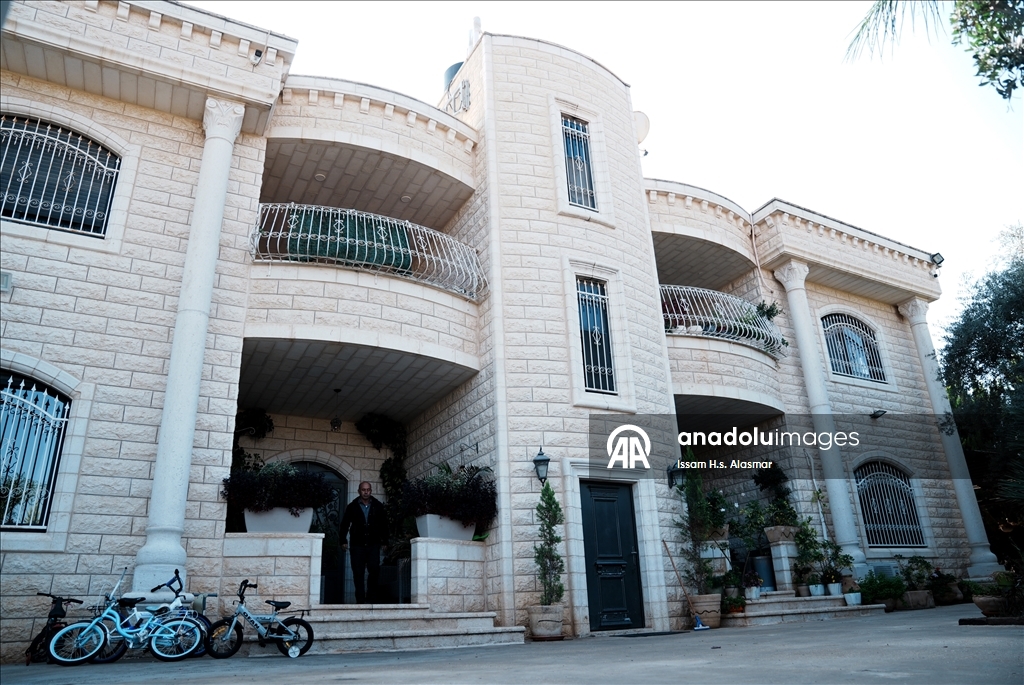 عائلة حمد.. إنذار إسرائيلي لابتلاع البيت والذكريات 