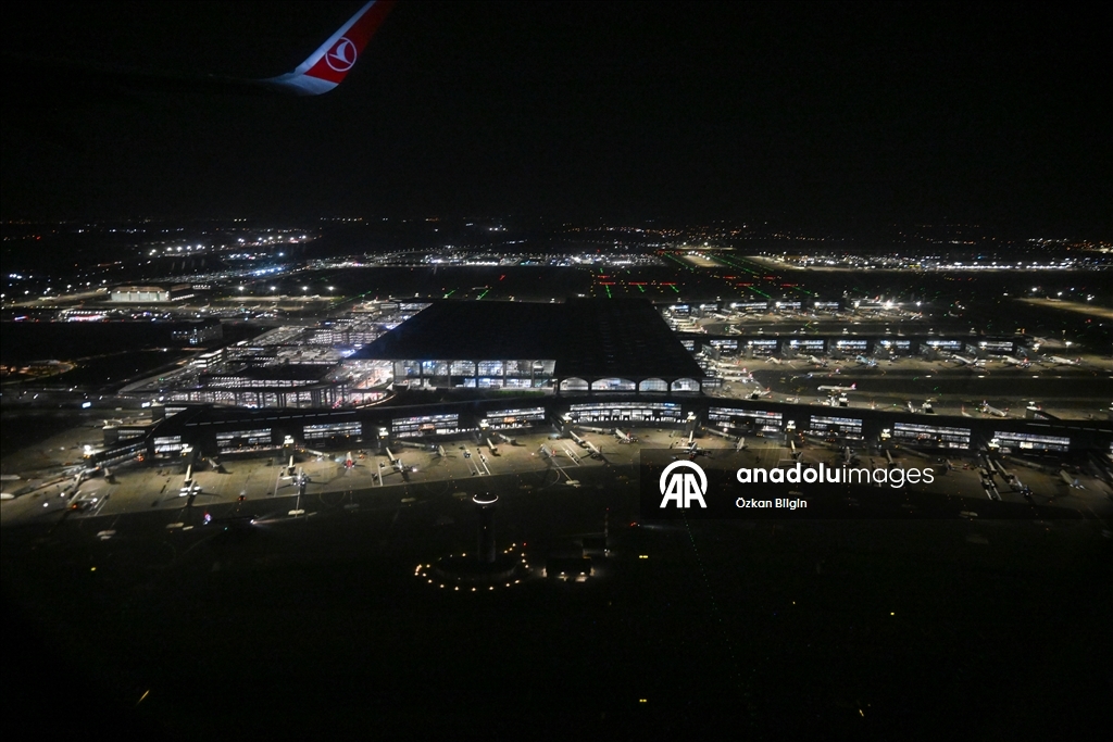 Огни ночных городов с иллюминатора самолета