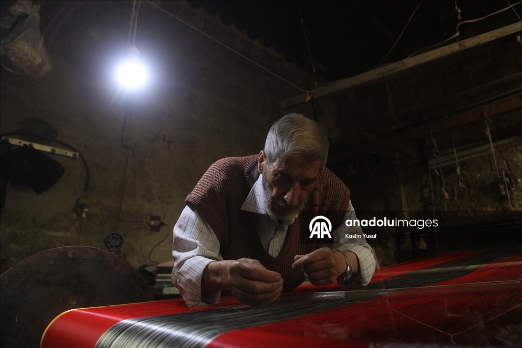 الحلبي محمد أزرق.. من أواخر حراس النسيج اليدوي المهدد بالاندثار