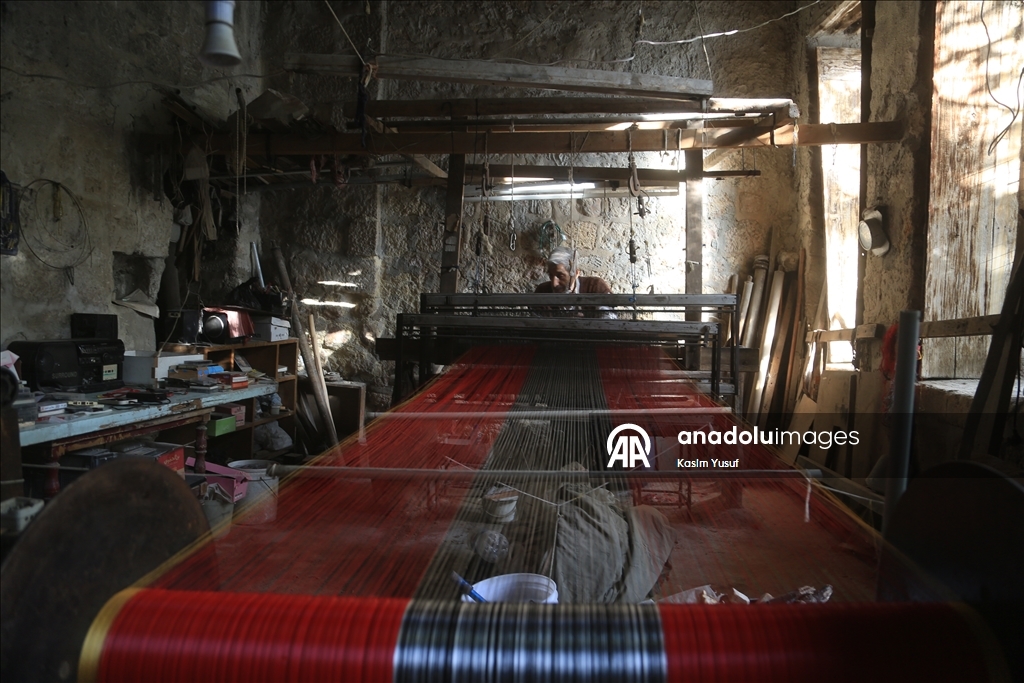 الحلبي محمد أزرق.. من أواخر حراس النسيج اليدوي المهدد بالاندثار