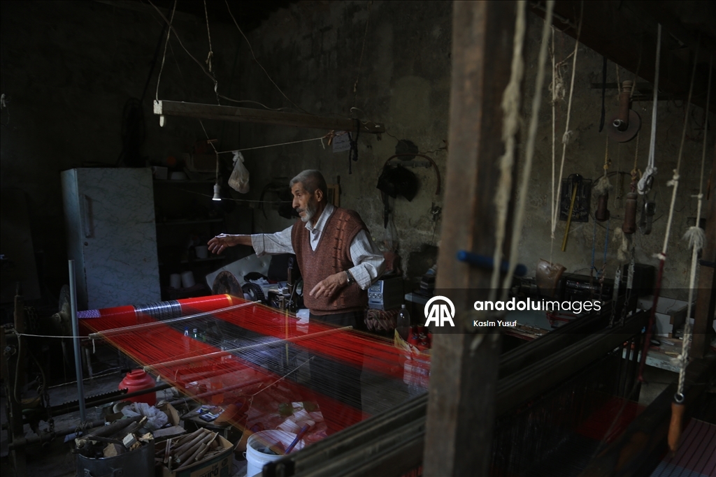 الحلبي محمد أزرق.. من أواخر حراس النسيج اليدوي المهدد بالاندثار