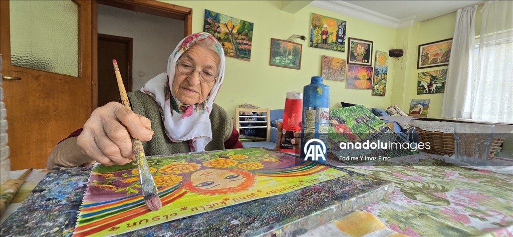بدأت الرسم في السبعين.. مسنة تركية تتمسك بريشتها
