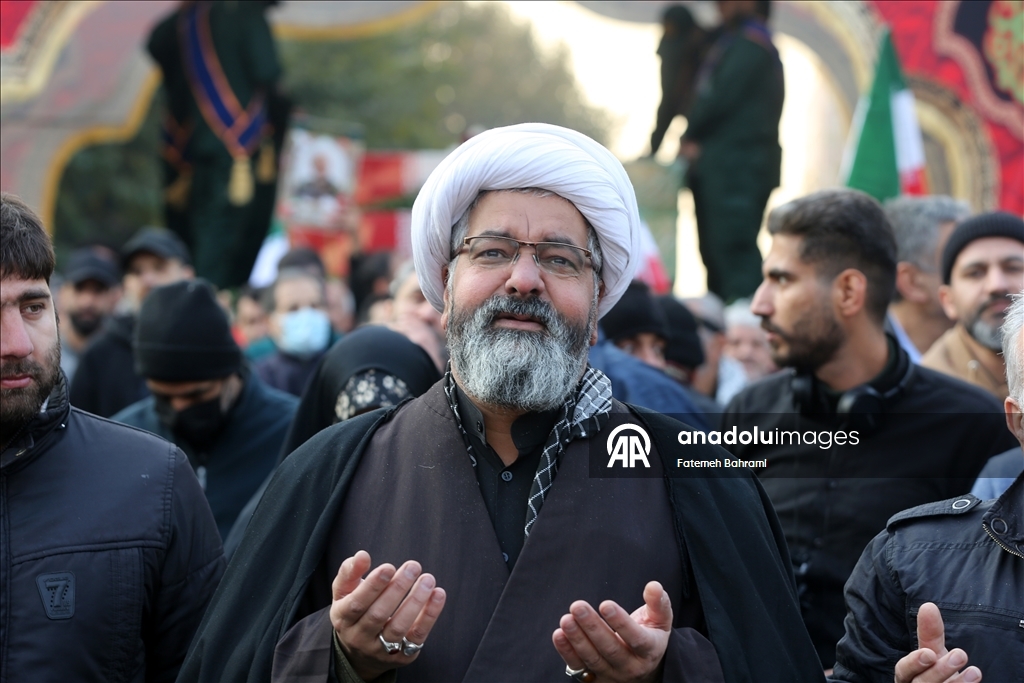 В Иране простились с неизвестными солдатами, погибшими в войне с Ираком