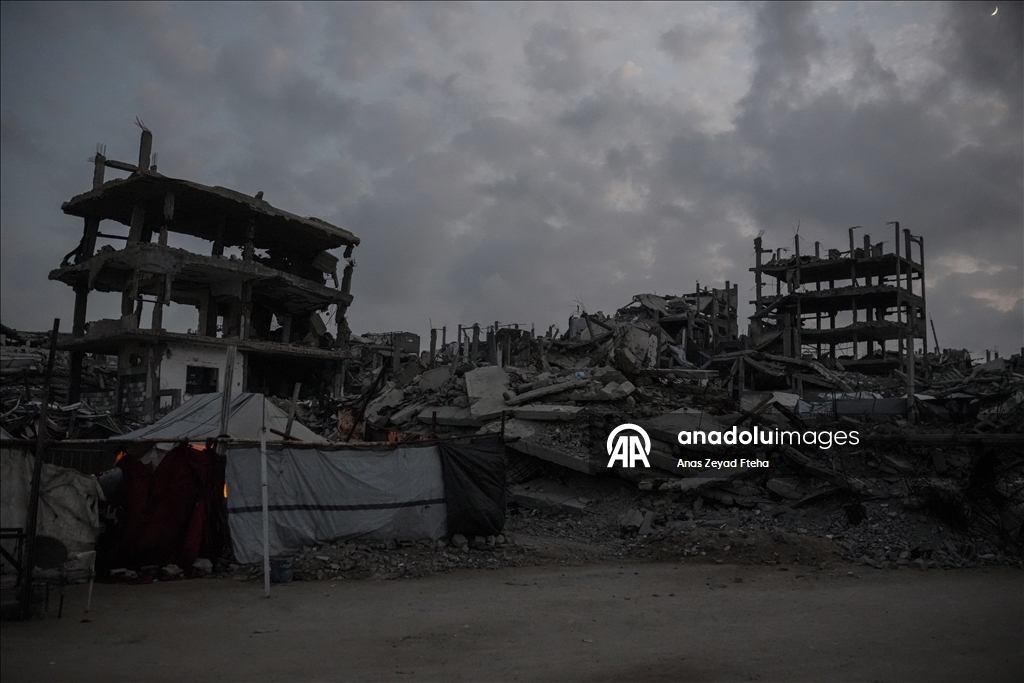 Gazze'de Filistinli ailelerin enkaz arasındaki günlük yaşamı