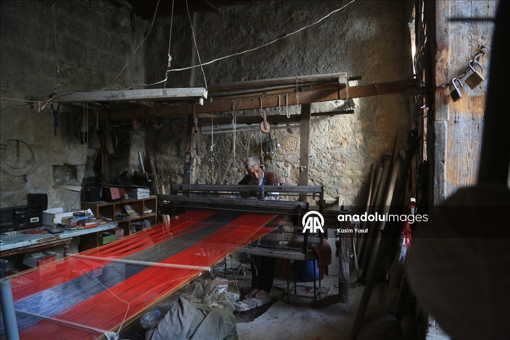 الحلبي محمد أزرق.. من أواخر حراس النسيج اليدوي المهدد بالاندثار