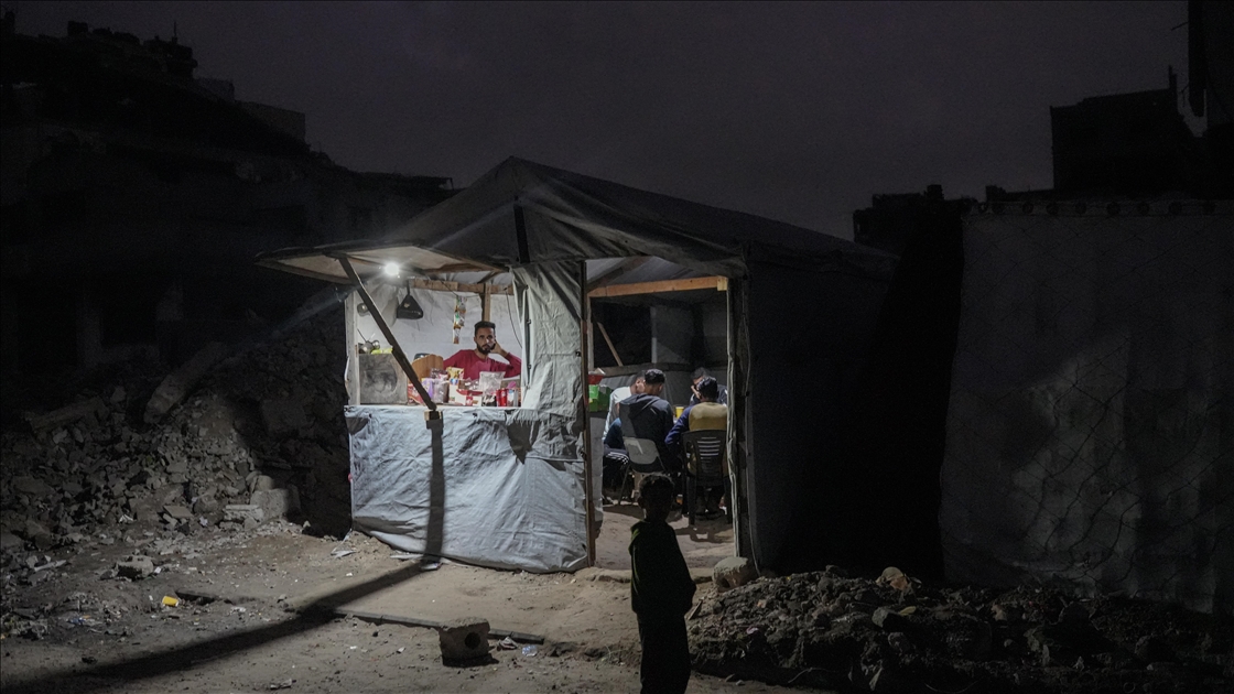 Gazze'de Filistinli ailelerin enkaz arasındaki günlük yaşamı