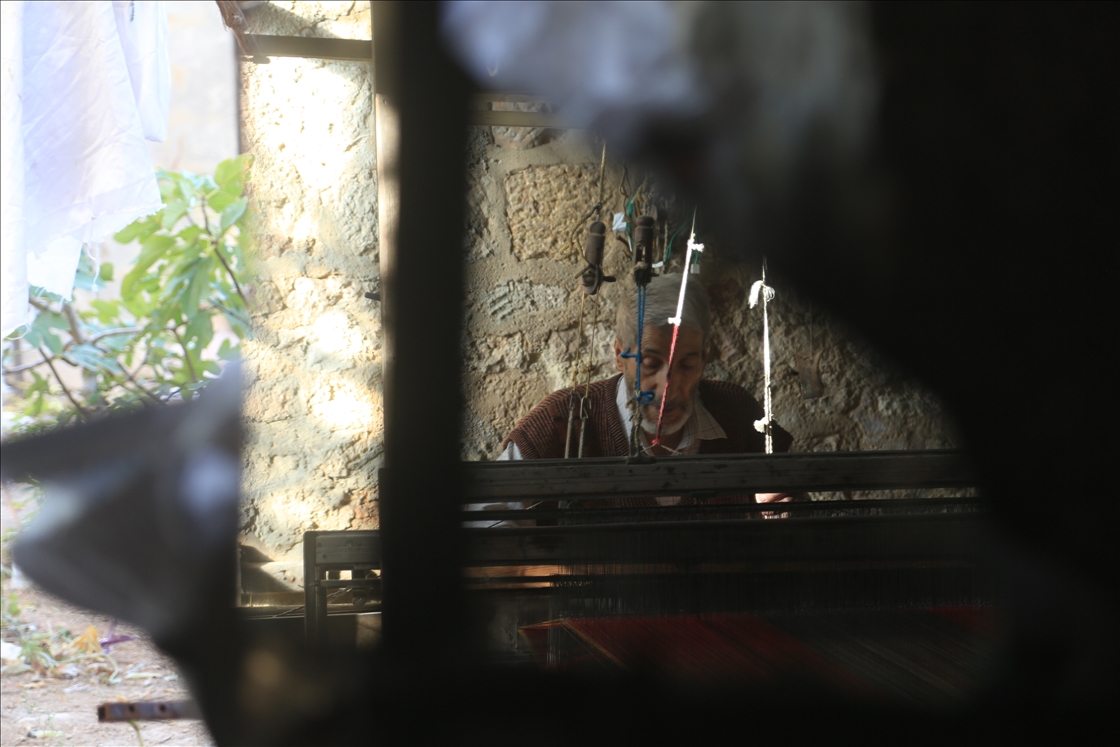 الحلبي محمد أزرق.. من أواخر حراس النسيج اليدوي المهدد بالاندثار