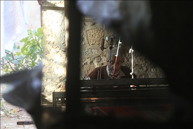 الحلبي محمد أزرق.. من أواخر حراس النسيج اليدوي المهدد بالاندثار