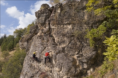 Doğaseverler zirvelere güvenli tırmanış için zorlu dağcılık eğitimlerinden geçiyor