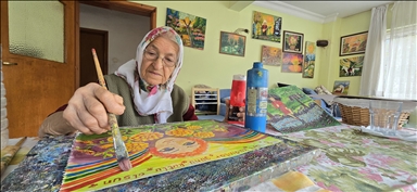 بدأت الرسم في السبعين.. مسنة تركية تتمسك بريشتها