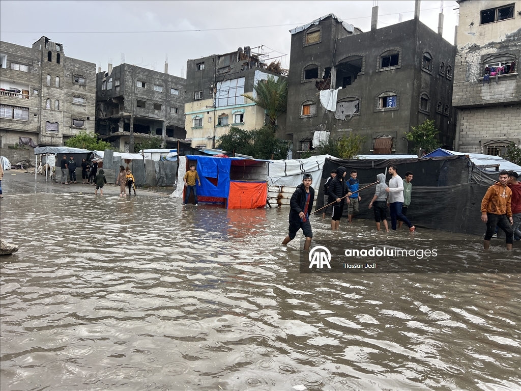 Gazze Şeridi'nde yağış nedeniyle Nuseyrat Mülteci Kampı'ndaki çadırları su bastı
