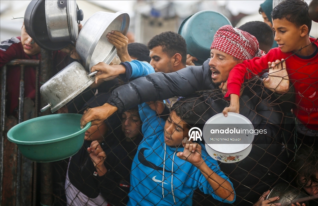 Deyr el-Belah’ta yerinden edilen sivillere sıcak yemek dağıtıldı