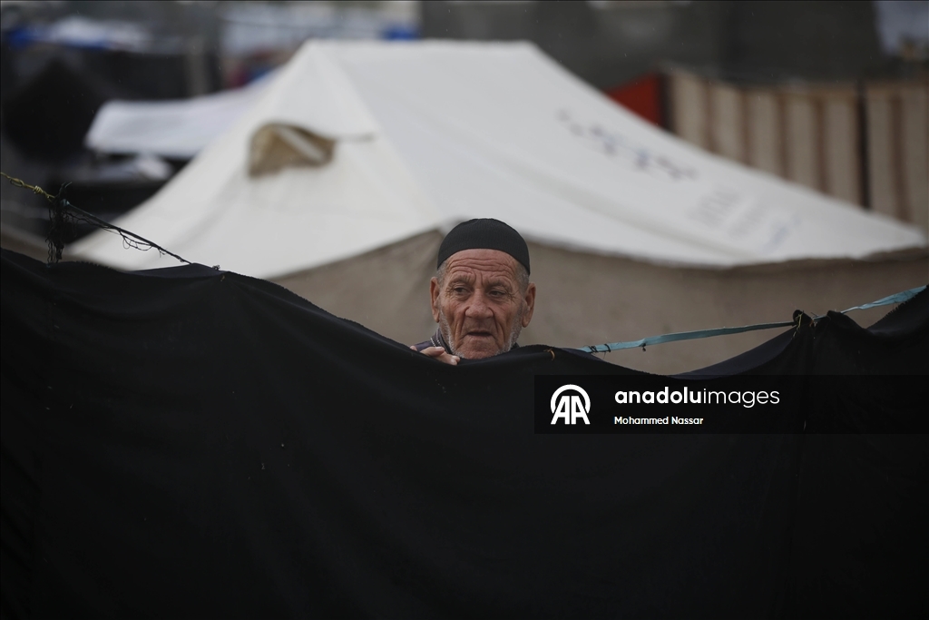 Şiddetli yağış nedeniyle Gazze Şeridi'nde çadırlar su altında kaldı