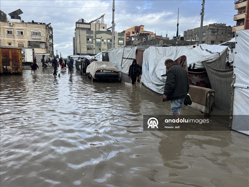 Gazze Şeridi'nde yağış nedeniyle Nuseyrat Mülteci Kampı'ndaki çadırları su bastı